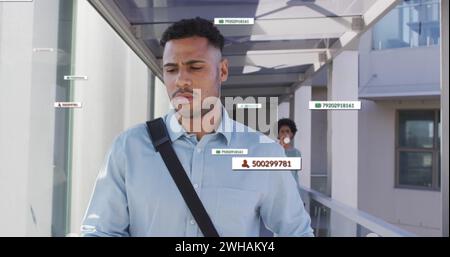 Bild der Datenverarbeitung in sozialen Medien gegenüber einem kaukasischen Geschäftsmann Stockfoto