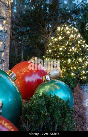 Riesige weihnachtsschmuck im Blumenbeet Stockfoto