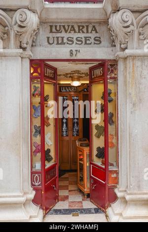 Portugal, Lissabon, Luvaria Ulisses Handschuhladen auf Rua do Carmo in Chiado Foto © Fabio Mazzarella/Sintesi/Alamy Stock Photo Stockfoto