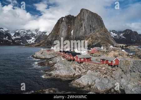 Häuser auf Felsen auf der Insel vor den Bergen Stockfoto