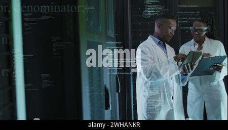 Bild der Datenverarbeitung über verschiedene IT-Ingenieure und Computerserver Stockfoto