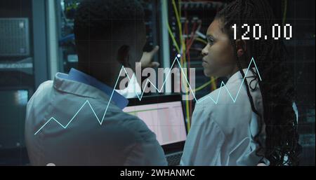 Bild der Datenverarbeitung über verschiedene IT-Ingenieure und Computerserver Stockfoto