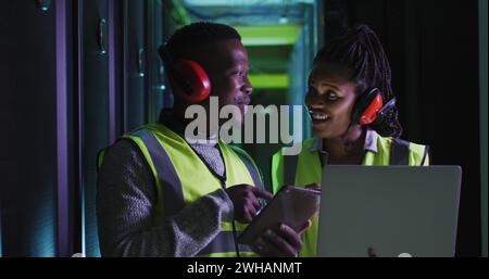 Bild der Datenverarbeitung über verschiedene IT-Ingenieure und Computerserver Stockfoto