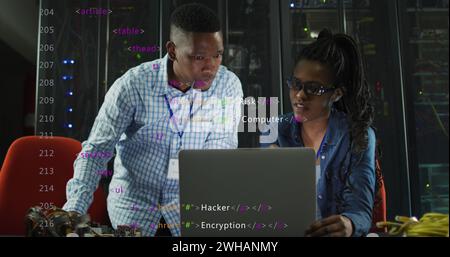 Bild der Datenverarbeitung über verschiedene IT-Ingenieure und Computerserver Stockfoto