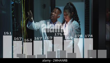 Bild der Datenverarbeitung über verschiedene IT-Ingenieure und Computerserver Stockfoto