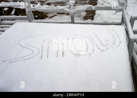 SCHNEE Schnee Buchstaben auf einem Tisch, geschrieben im Schnee Stockfoto