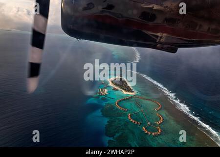 Malediven-Wasserflugzeug fliegen über Inseln Stockfoto