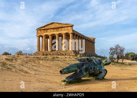 Agrigento, Italien - 3. Januar 2024: Blick auf den Tempel der Concordia im Tal der Tempel Stockfoto