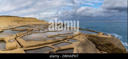 Ein Panoramablick auf die Salinen in der Bucht von Xwejni auf der maltesischen Insel Gozo Stockfoto