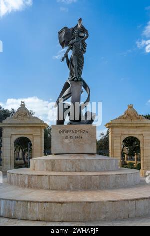 Valletta, Malta - 23. Dezember 2023: Vertikale Nahaufnahme der Unabhängigkeitsstatue von Malta in der Innenstadt von Valletta Stockfoto