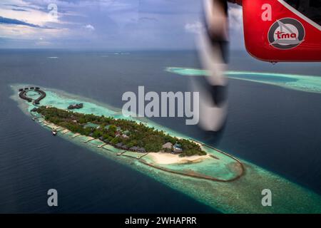 Malediven-Wasserflugzeug fliegen über Inseln Stockfoto