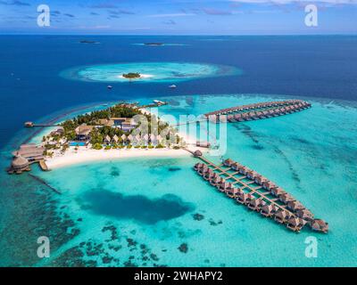 Blick aus der Vogelperspektive auf das Outrigger maldives Maafushivaru Luxusresort, South Ari Atoll Region Malediven Stockfoto