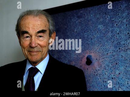 Paris, Frankreich. Februar 2024. © PHOTOPQR/LE PARISIEN/DELPHINE GOLDSZTEJN ; 09/02 Décès de Robert Badinter ARCHIVIERT FRANKREICH Tod von Robert Badinter, geboren am 30. März 1928 in Paris, ist ein französischer Politiker, Jurist und Essayist. Professor für Privatrecht und Rechtsanwalt an der Pariser Anwaltskammer, wurde er der Öffentlichkeit durch seinen Kampf gegen die Todesstrafe bekannt, deren Abschaffung er 1981 vor dem Parlament unterstützte. DATEIEN PARIS LE 30 JANVIER 2014 - ROBERT BADINTER A SON DOMICILE PARIS 6EME CREDIT: MAXPPP/ALAMY LIVE NEWS Stockfoto