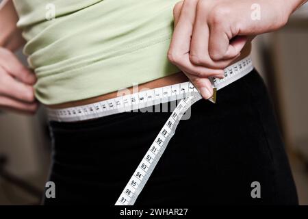 Hüftemessung mit Bandmaß Stockfoto