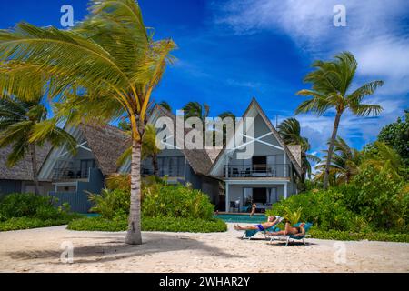 Entspannen Sie sich in den luxuriösen Wasservillen von Outrigger maldives Maafushivaru Luxusresort, South Ari Atoll Region Malediven Stockfoto