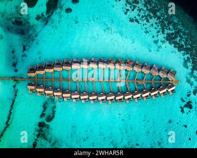 Blick aus der Vogelperspektive auf das Outrigger maldives Maafushivaru Luxusresort, South Ari Atoll Region Malediven Stockfoto