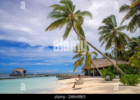 Schaukeln Sie am Strand des Outrigger maldives Maafushivaru Luxusresorts, South Ari Atoll Region Malediven Stockfoto