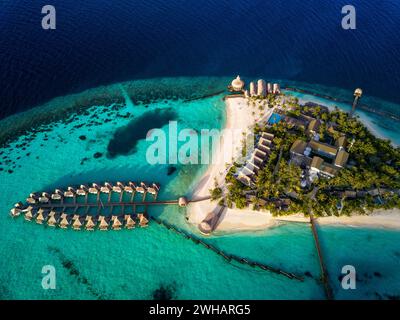 Blick aus der Vogelperspektive auf das Outrigger maldives Maafushivaru Luxusresort, South Ari Atoll Region Malediven Stockfoto