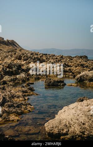 Malerischer Blick auf die felsige Küste Kretas, Griechenland im Mittelmeer Stockfoto