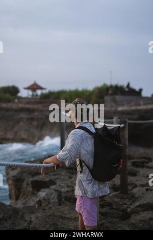 Reisender in Devil’s Tears auf Nusa Lembongan Stockfoto