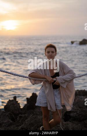 Eine Reiterin in Teufelsweinen auf Nusa Lembongan Stockfoto