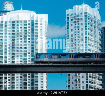 Modernes Bürogebäude in der City Train Transport miami Stockfoto