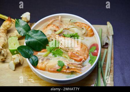 Scharfe Tom Yum Goong und saure thailändische Gerichte mit Zutaten in einer Schüssel Stockfoto