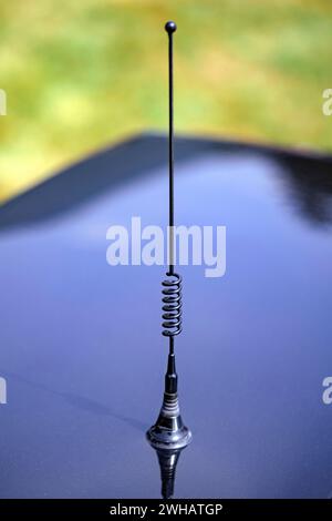 Nahaufnahme einer Radioantenne auf einem Oldtimer. Stockfoto