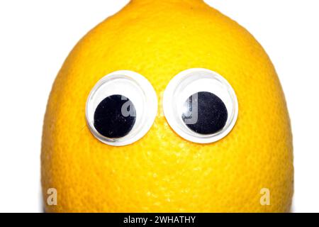 Dummes Essen mit Goggly wackeligen Augen Stockfoto