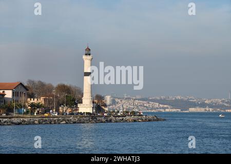 Istanbul, Türkei - 10. Dezember 2023: Historischer Leuchtturm Ahirkapi Feneri, Stadtbild von Istanbul Stockfoto