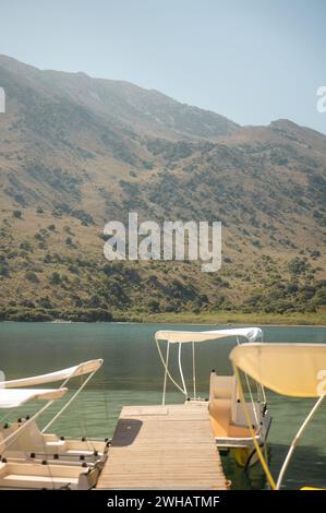 Tretboote in der Nähe des Docks am Kournas-See auf der Insel Kreta, Griechenland Stockfoto