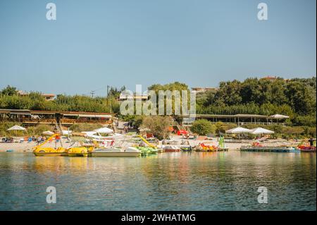 Restaurants und Mietboote entlang des Kournas-Sees auf Kreta Stockfoto