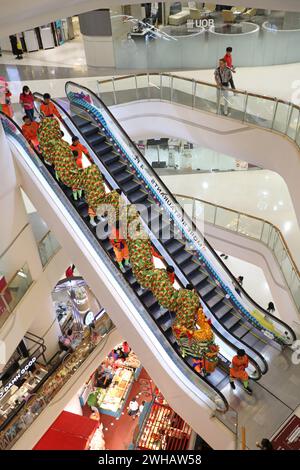 Bangkok, Thailand. Februar 2024. Ein Drache reitet auf der Rolltreppe im Silom-Komplex während der chinesischen Neujahrsfeier zum Jahr des Drachens 2024 in Bangkok, Thailand Credit: Paul Brown/Alamy Live News Stockfoto