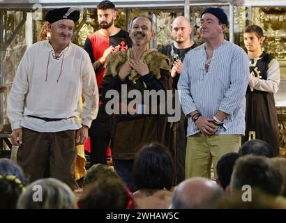 Die Dorfbewohner, die 1068 die Schlacht von Llantada während der Sommerfeste im Kirchenschiff Lantadilla Palencia Castile und Leon Spanien ausführten Stockfoto