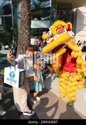 Bangkok, Thailand. Februar 2024. Ein Löwentänzer posiert für ein Selfie während der chinesischen Neujahrsfeier zum Jahr des Drachens 2024 in Bangkok, Thailand Credit: Paul Brown/Alamy Live News Stockfoto