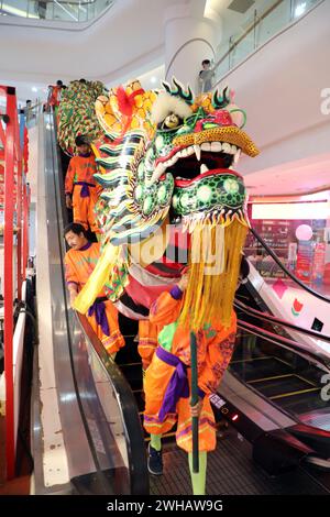 Bangkok, Thailand. Februar 2024. Ein Drache reitet auf der Rolltreppe im Silom-Komplex während der chinesischen Neujahrsfeier zum Jahr des Drachens 2024 in Bangkok, Thailand Credit: Paul Brown/Alamy Live News Stockfoto