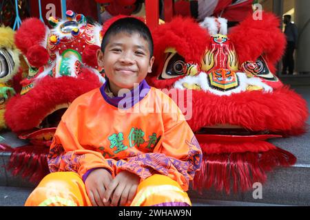 Bangkok, Thailand. Februar 2024. Ein kleiner Thai-Junge sitzt mit Lion Dance Masken während der chinesischen Mondneujahrsfeier zum Jahr des Drachens 2024 in Bangkok, Thailand Credit: Paul Brown/Alamy Live News Stockfoto