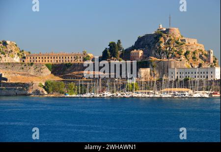 Die alte venezianische Festung über dem alten Hafen in Korfu, Griechenland, EU. Stockfoto