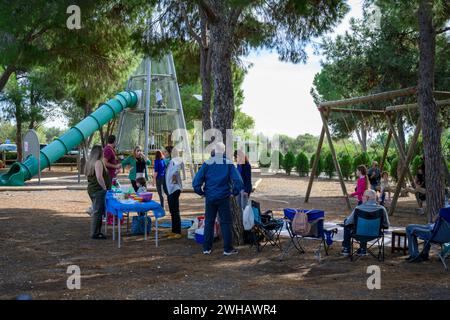 Gruppe von Freunden und Familie zur freien Verfügung an einem sonnigen Wintertag, fotografiert im Jabotinsky Park - Shuni, Karmel Berg Israel Stockfoto