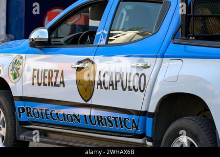 Acapulco, Mexiko - 17. Januar 2024: Patrouillenfahrzeug der Touristenpolizei in Acapulco Stockfoto