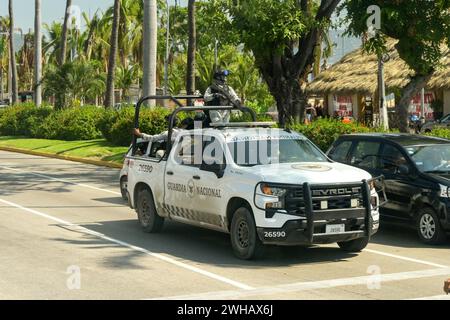 Acapulco, Mexiko - 17. Januar 2024: Soldaten der Nationalgarde auf Patrouille im Zentrum von Acapulco Stockfoto