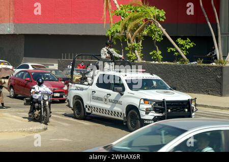 Acapulco, Mexiko - 17. Januar 2024: Soldaten der Nationalgarde auf Patrouille im Zentrum von Acapulco Stockfoto