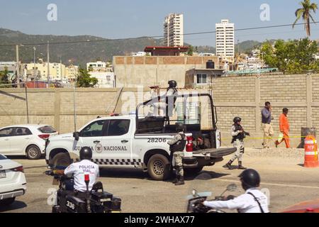 Acapulco, Mexiko - 17. Januar 2024: Soldaten der Nationalgarde auf Patrouille im Zentrum von Acapulco Stockfoto