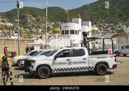 Acapulco, Mexiko - 17. Januar 2024: Soldaten der Nationalgarde auf Patrouille im Zentrum von Acapulco Stockfoto