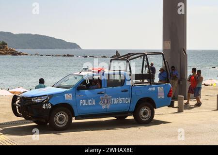 Acapulco, Mexiko - 17. Januar 2024: Patrouillenfahrzeug der Touristenpolizei in Acapulco Stockfoto