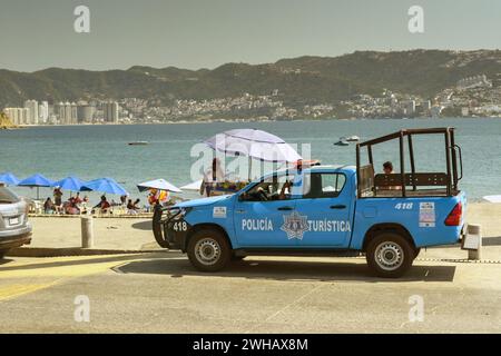 Acapulco, Mexiko - 17. Januar 2024: Patrouillenfahrzeug der Touristenpolizei in Acapulco Stockfoto