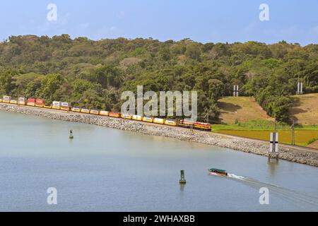 Panama - 22. Januar 2024: Diesellokomotiven ziehen einen Güterzug mit Containern auf der Panamakanalbahn Stockfoto
