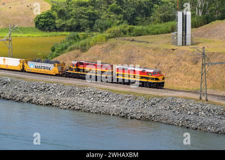 Panama - 22. Januar 2024: Diesellokomotiven ziehen einen Güterzug mit Containern auf der Panamakanalbahn Stockfoto