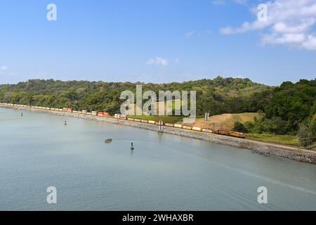 Panama - 22. Januar 2024: Diesellokomotiven ziehen einen Güterzug mit Containern auf der Panamakanalbahn Stockfoto