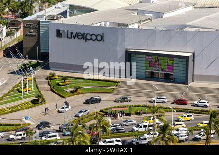 Puerto Vallarta, Mexiko - 15. Januar 2024: Aus der Vogelperspektive auf das Einkaufszentrum Gallerias in der Nähe des Hafens von Puerto Vallarta Stockfoto